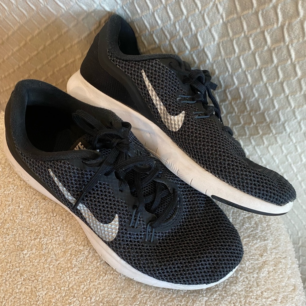 Nike Black/White Athletic Training/Running Shoes. Size 7W. Laces. Gently Used.